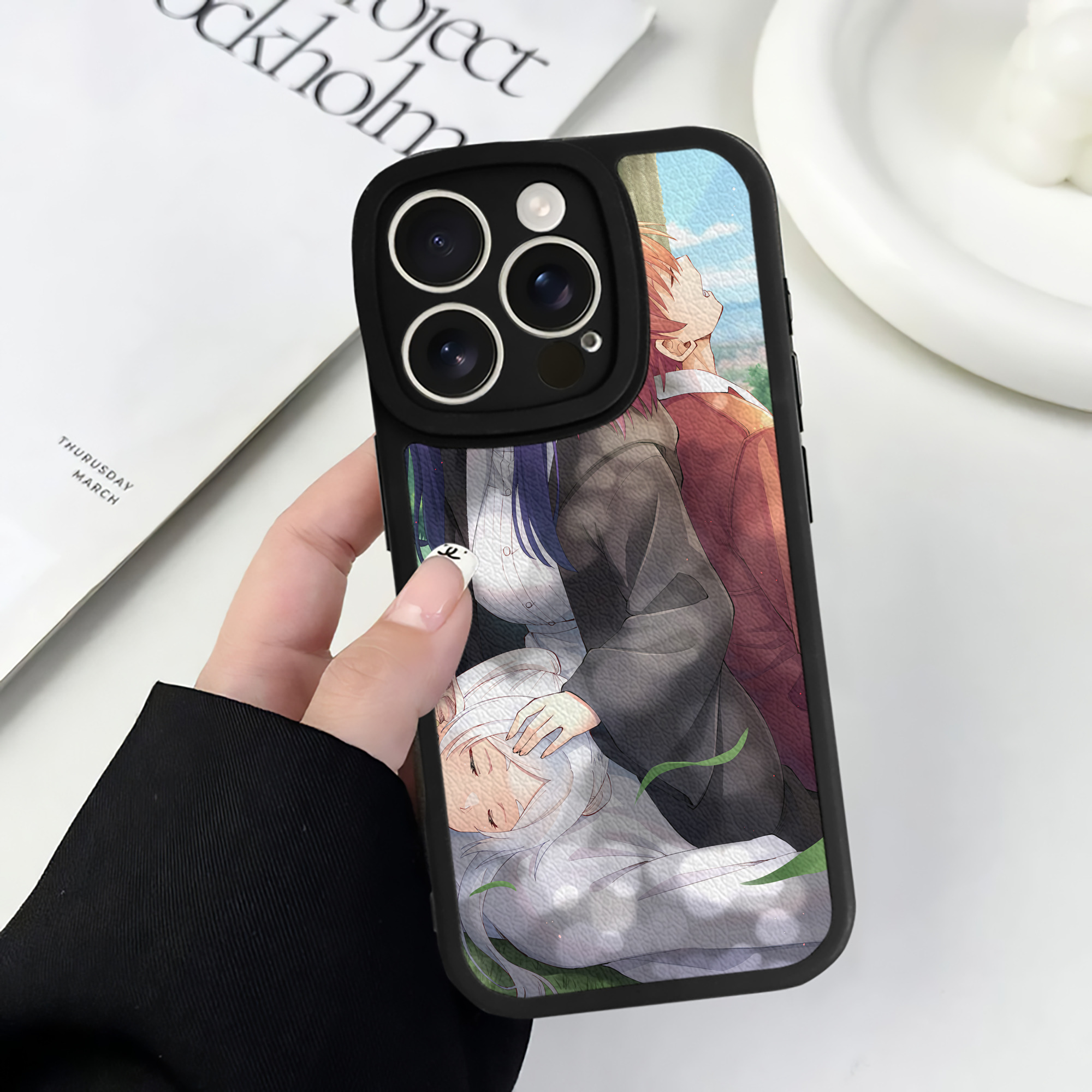 （画像用） 葬送のフリーレン Frieren 【iPhone 16シリーズ対応】シリコンスマホケース（レザー調） 材質：シリコン